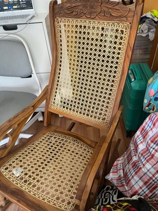 Silla de madera con asiento de ratán