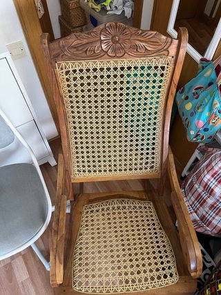 Silla de madera con asiento de ratán