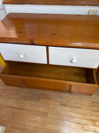 Cómoda de madera con cajones
