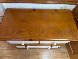 Cómoda de madera con cajones