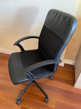 Silla de oficina negra con ruedas