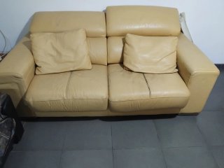 2 Sofás: 1 Piel Beige, 1 Tela Beige
