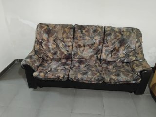 2 Sofás: 1 Piel Beige, 1 Tela Beige