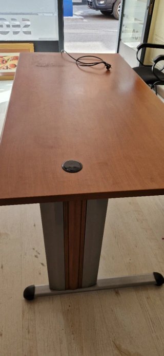 Mesa de oficina madera y metal