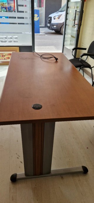 Mesa de oficina madera y metal