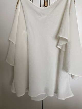 Blusa blanca con detalles dorados