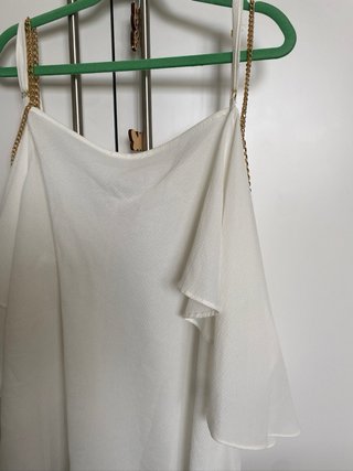 Blusa blanca con detalles dorados