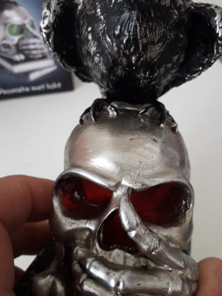 Figura calavera cuervo y libros