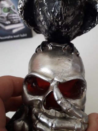 Figura calavera cuervo y libros
