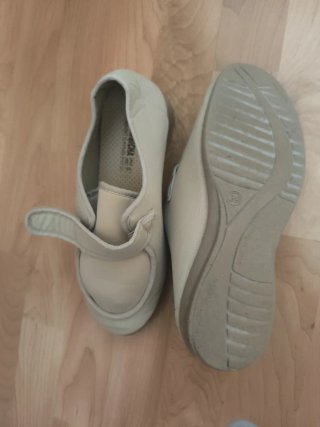 Zapatillas beige.
