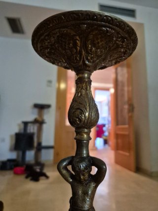 Candelabro de metal con figura de querubín