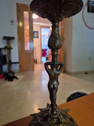 Candelabro de metal con figura de querubín