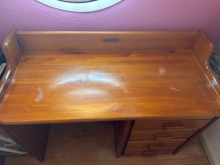 Escritorio de madera con cajones
