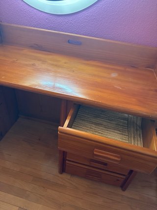 Escritorio de madera con cajones