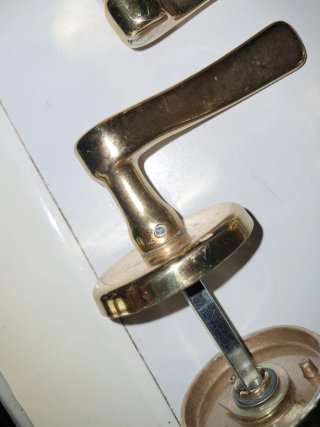 Manillas de puerta doradas