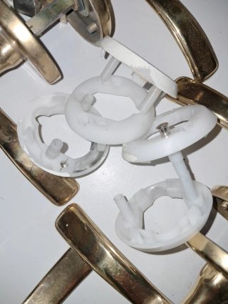Manillas de puerta doradas