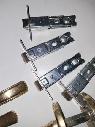 Manillas de puerta doradas