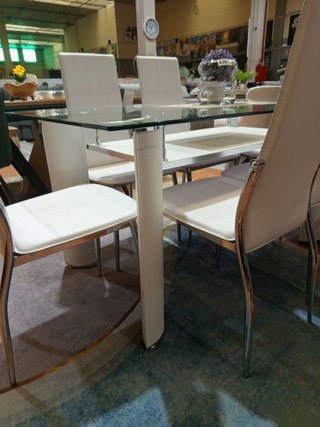 Mesa de cristal con 6 sillas blancas