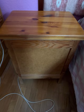 Mesita de noche de madera con cajones