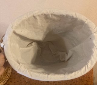 Cesto de mimbre pequeño.