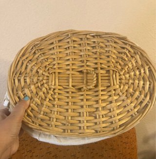 Cesto de mimbre pequeño.