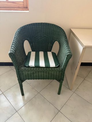 Sillas de terraza verdes de mimbre