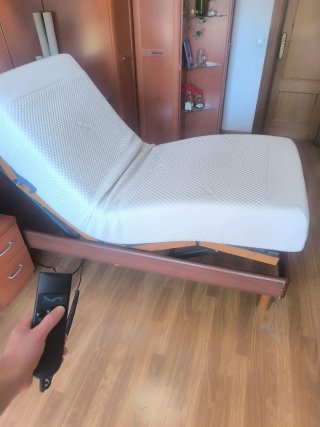 In vendita 2 letti articolati elettrici con materasso.