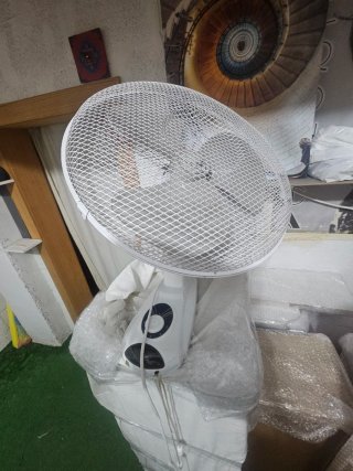 Ventilador de pared negro y blanco