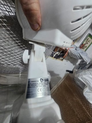 Ventilador de pared negro y blanco