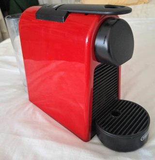 Cafetera Nespresso Essenza Mini Roja