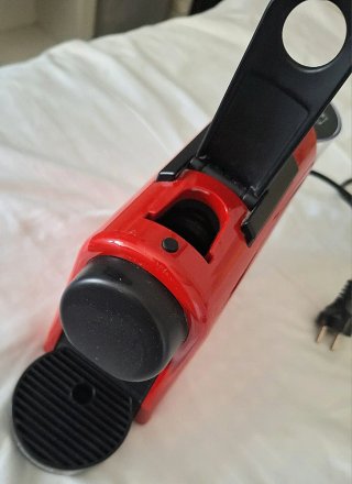 Cafetera Nespresso Essenza Mini Roja