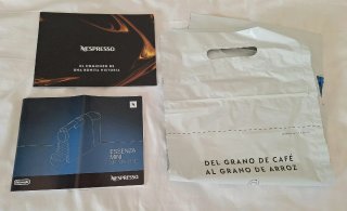 Cafetera Nespresso Essenza Mini Roja