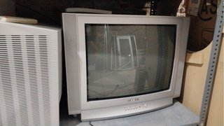 Televisor Samsung Plata modelo antiguo con mando