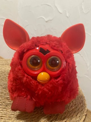 Muñeco interactivo rojo estilo Furby