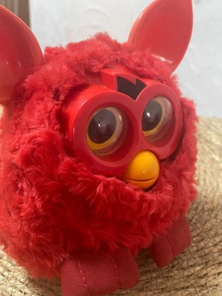Muñeco interactivo rojo estilo Furby