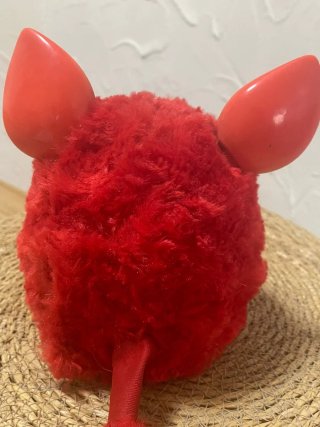 Muñeco interactivo rojo estilo Furby