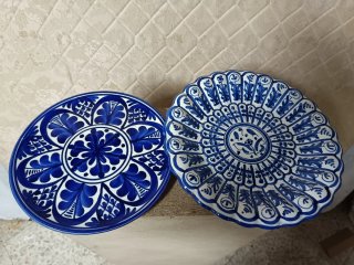 Platos decorativos azules y blancos de cerámica