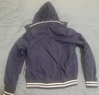 Giacca blu con zip e cappuccio richiudibile