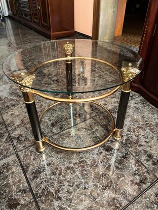 Mesa auxiliar redonda cristal y metal.