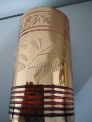 Vasos dorados y rojos estilo árabe