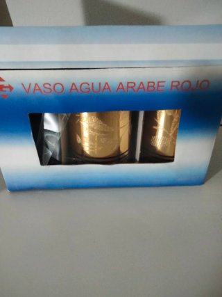 Vasos dorados y rojos estilo árabe