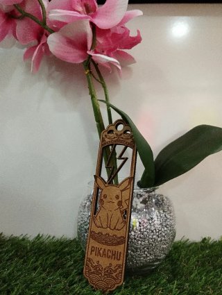 Marcapáginas de madera Pikachu