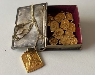 Lote devocional antiguo con medallas