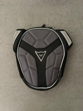 Mochila y pernera Dainese