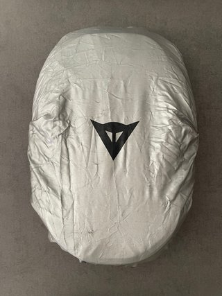 Mochila y pernera Dainese