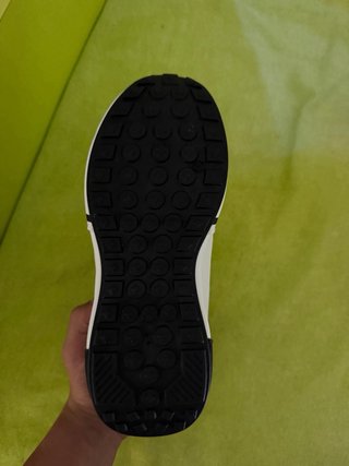 Botas deportivas blancas y negras