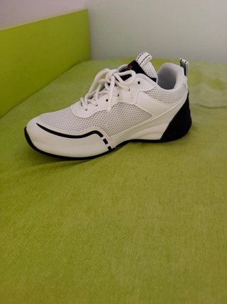 Botas deportivas blancas y negras