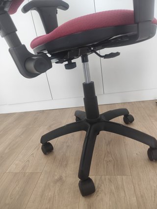 Silla de escritorio ergonómica con reposabrazos