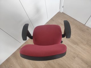 Silla de escritorio ergonómica con reposabrazos