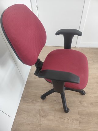 Silla de escritorio ergonómica con reposabrazos